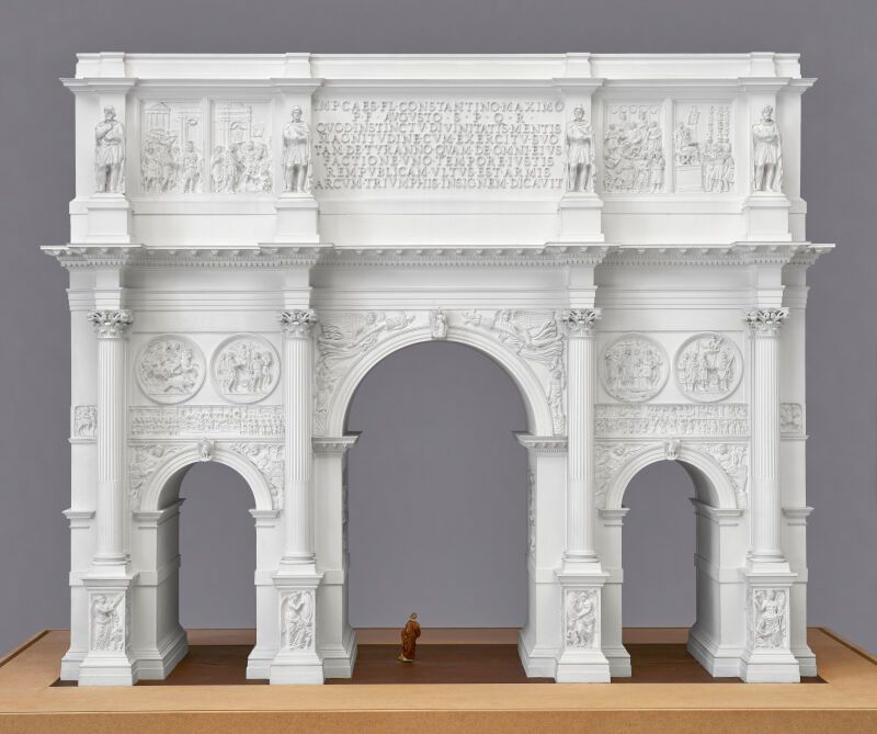 Ein Modell des Konstantinbogens. Der Bogen hat drei Durchgänge und ist mit Reliefs und Statuen geschmückt.